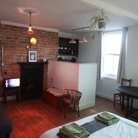 New! Castle View سكرابورو